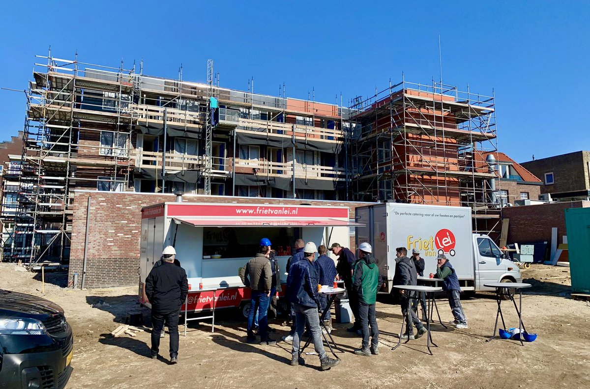 Het hoogste punt van bouwproject 22 zorgappartementen in Boxmeer is bereikt! Om deze mijlpaal te vieren kregen de medewerkers vandaag op deze stralende dag een welverdiende traktatie! 

#BouwmijJanssen #Project #Hoogstepunt #Vieringbouwplaats #Trakatie #Boxmeer