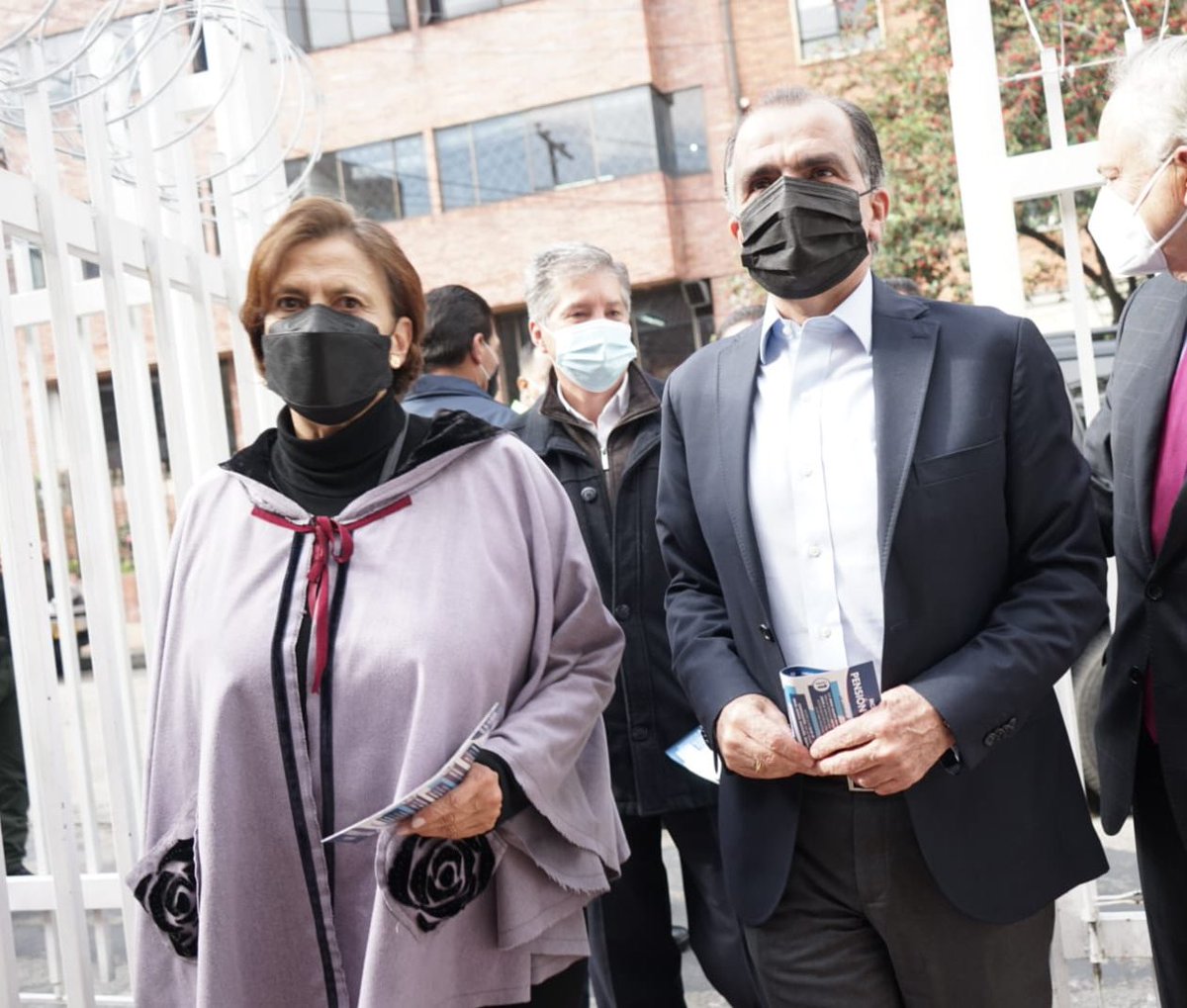OIZuluaga's tweet photo. Con @AliciaEugeniaSN tenemos el carácter y la experiencia para que la decencia prevalezca sobre la indecencia. Para que los méritos le ganemos a la rosca. Para que los honestos le ganemos a los delincuentes.

📄 https://t.co/lEjVQOHj14 https://t.co/tvVp63saZp
