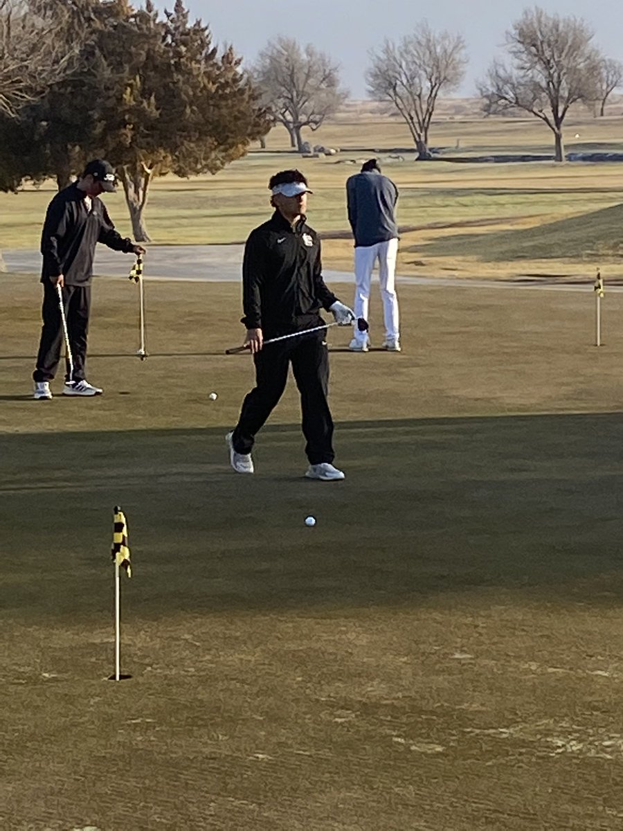 CoachMoore39's tweet photo. Golden Cranes getting ready to tee it up with the big boys at the Andrews Invitational…..dialed in and ready to go!! #cranetough https://t.co/iQTY2yPsuW