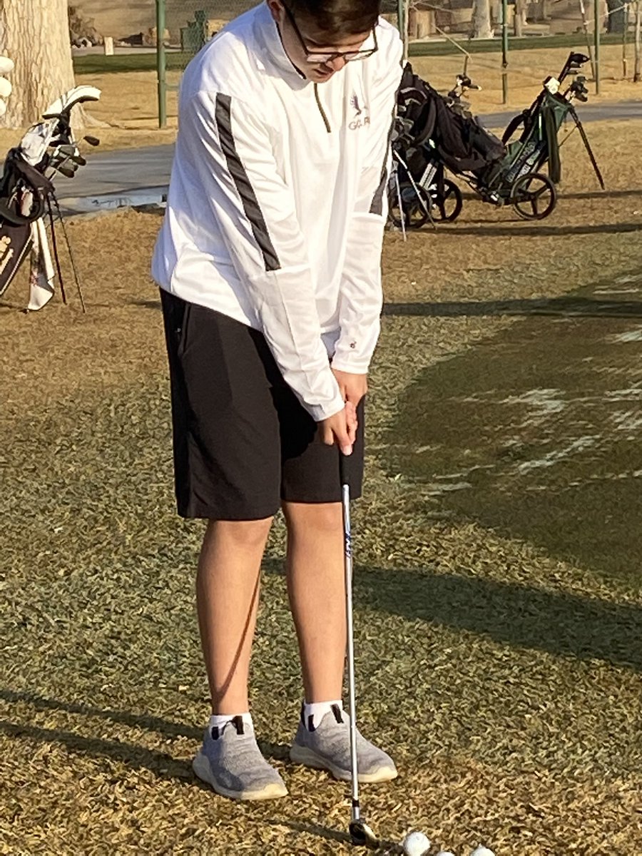 CoachMoore39's tweet photo. Golden Cranes getting ready to tee it up with the big boys at the Andrews Invitational…..dialed in and ready to go!! #cranetough https://t.co/iQTY2yPsuW