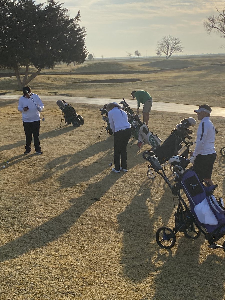 CoachMoore39's tweet photo. Golden Cranes getting ready to tee it up with the big boys at the Andrews Invitational…..dialed in and ready to go!! #cranetough https://t.co/iQTY2yPsuW