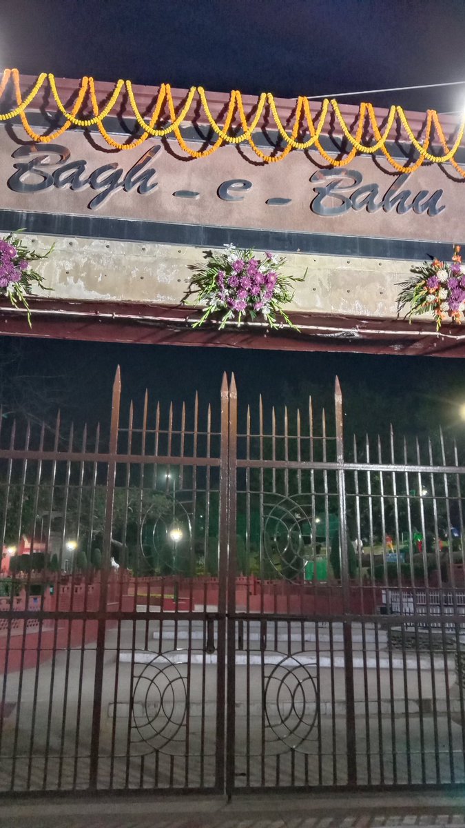 mr_kuldeep_M's tweet photo. महोदय, हम लखनऊ ,Up निवासी 5 लोग यहां आए थे और हमें 8 बजे बताया गया कि पार्क बन्द होता है लेकिन द्वार पर खड़े इस कर्मचारी ने फटकार लगाते हुए बताया ���ोई अफसर आ रहा जाओ यहां से यही जम्मू कश्मीर का पर्यटन विभाग का स्वागत तरीका है कृपया बताएं @tourismgoi @JandKTourism @manojsinha_ https://t.co/2pBfzv2C5q