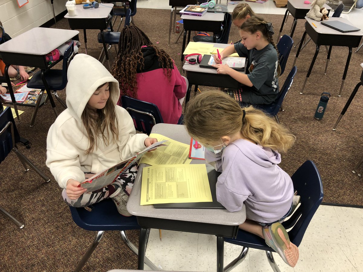 RhondaBur1501's tweet photo. Collaboration - finding text evidence!!!  @ves_tigers #ignitelearningbcps https://t.co/MO40bnSiRp