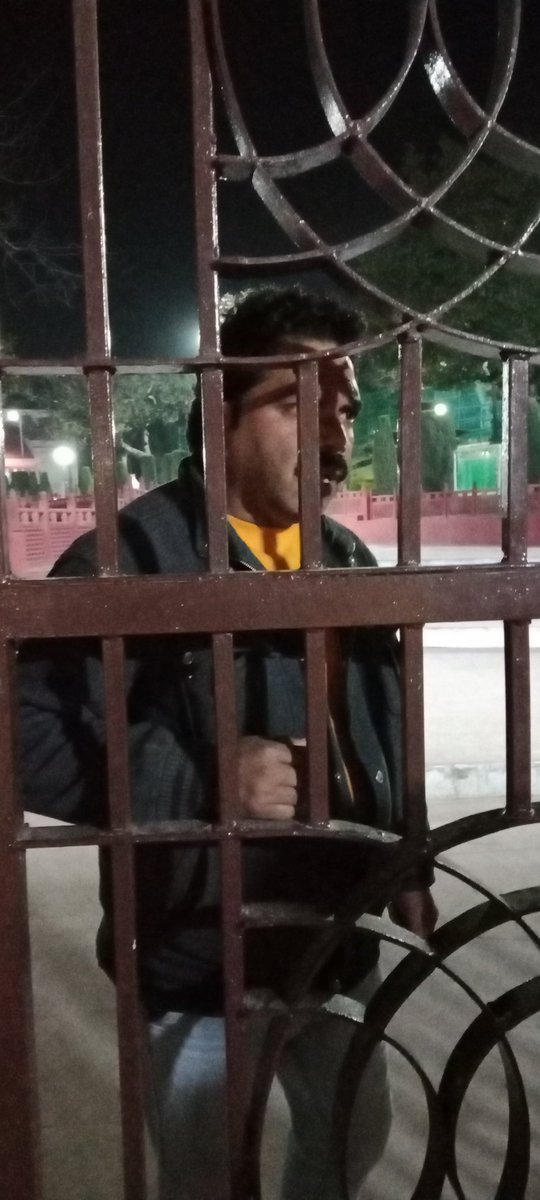 mr_kuldeep_M's tweet photo. महोदय, हम लखनऊ ,Up निवासी 5 लोग यहां आए थे और हमें 8 बजे बताया गया कि पार्क बन्द होता है लेकिन द्वार पर खड़े इस कर्मचारी ने फटकार लगाते हुए बताया ���ोई अफसर आ रहा जाओ यहां से यही जम्मू कश्मीर का पर्यटन विभाग का स्वागत तरीका है कृपया बताएं @tourismgoi @JandKTourism @manojsinha_ https://t.co/2pBfzv2C5q