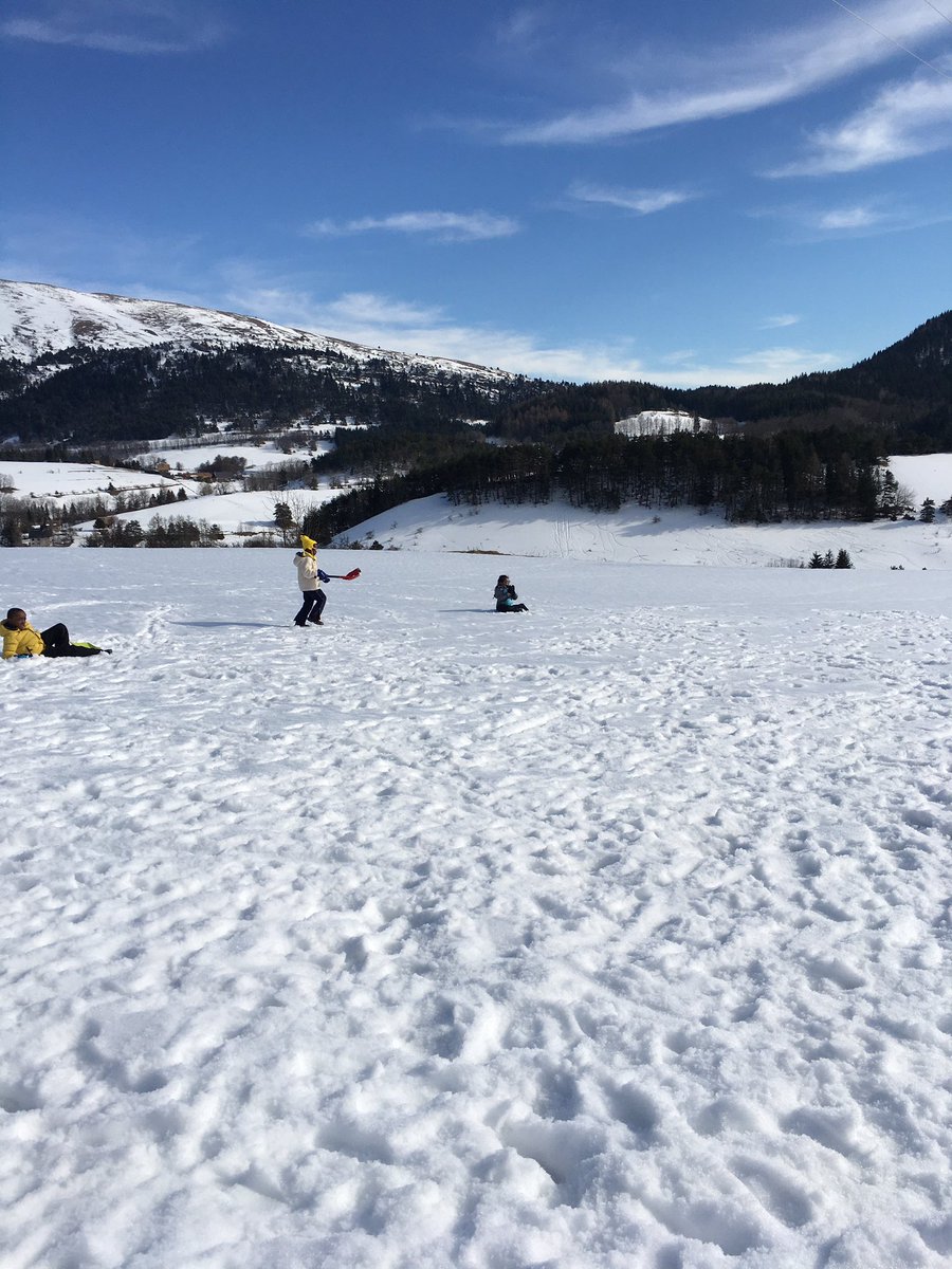 classe_celia's tweet photo. Nous avons passé une magnifique semaine en classe de neige. Merci à @VilledeValence d’avoir permis à tous les élèves de GS de l’école de vivre ce séjour  inoubliable. https://t.co/cdjOv79kj6