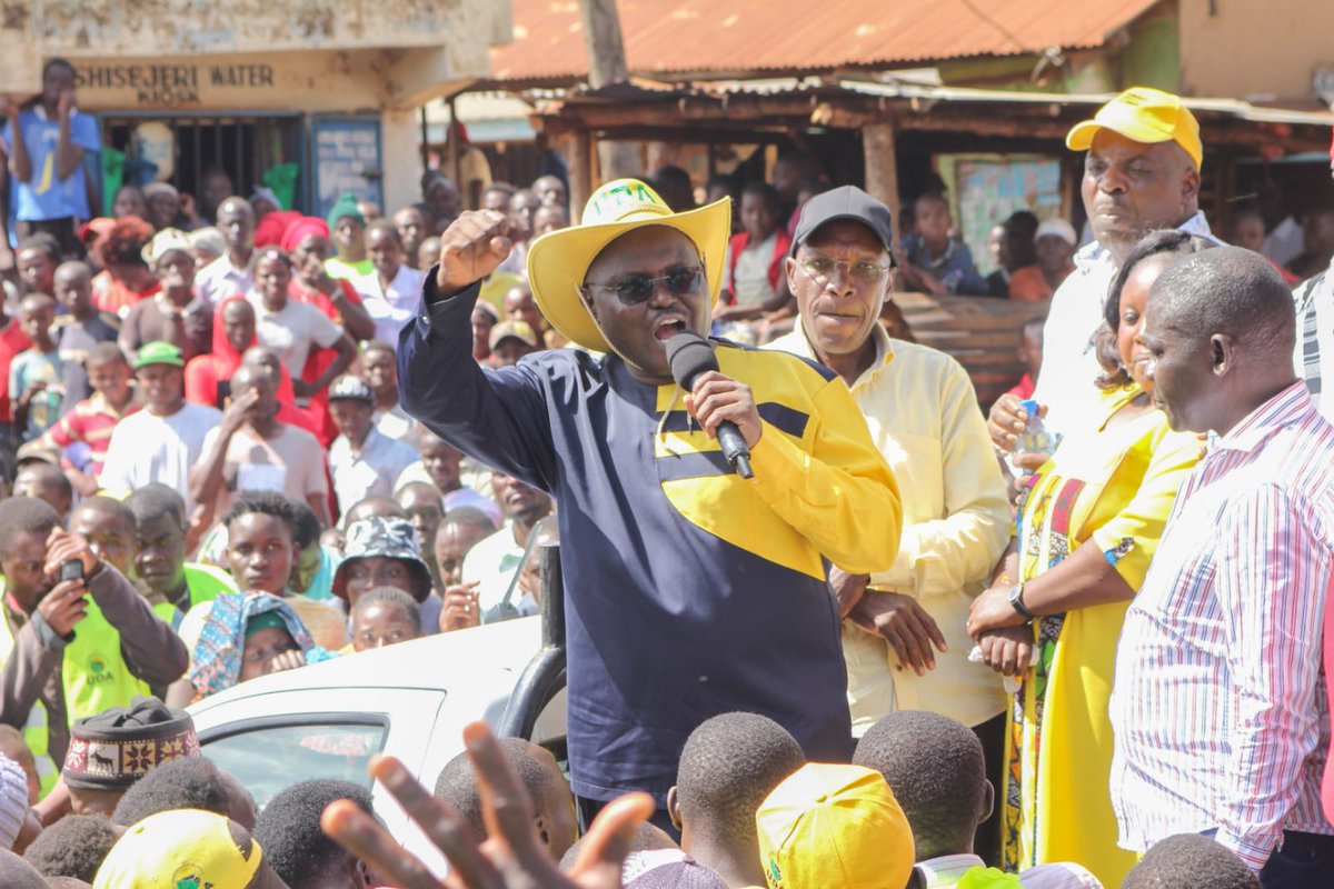 WilliamsRuto's tweet photo. At Shinoyi in Navakholo and Eregi in Ikolomani, Kakamega County, Ford Kenya Party Leader @Wetangulam accompanied by MPs @Cleophasmalala (Kakamega), @BenWashiali001 (Mumias East), John Waluke (Sirisia), Majimbo Kalasinga (Kabuchai), ... https://t.co/7qQn2O6pfg