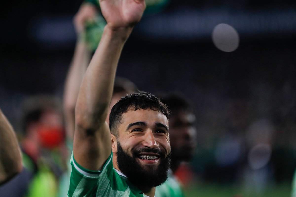RealBetis's tweet photo. 🧞‍♂️✨😀

Si él sonríe, el beticismo sonríe.

#BetisAlé https://t.co/5HSJ1k1q5n