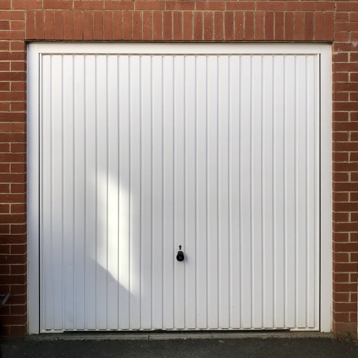 AceHerts's tweet photo. Sometimes it’s just time for a change. Our client in #Stotfold swapped their up and over door for a fully automated electric #RollerDoor.

With its double walled aluminium laths it offers superior insulation- a smart way to help keep your home warm.
#WeAcedIt #BizHour #GarageDoor https://t.co/zG7QuHMGmb