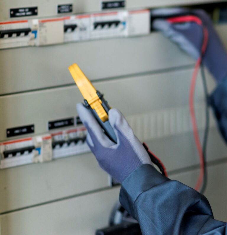 Heads-up: The incident heat energy in an electric arc is determined by arc current and duration, the distance between the worker and the arc, and the configuration of the conductors and the surrounding environment. #arcflash

➡️ ow.ly/CU3T50GSM8l