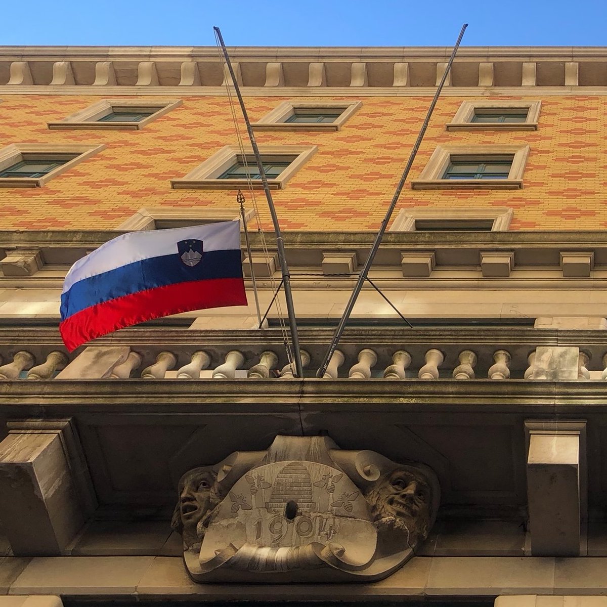 [KOMENTAR, piše <a href="/poljankadolhar/">Poljanka</a>]

"Ni vseeno, kje imajo sedež knjižnica, kulturna ali športna zveza, gledališče. Ali ni zapuščanje mestnega središča prikimavanje tistim, ki nam že desetletja ponavljajo, da nas v mestu ni?" #Trst #Narodnidom

➡️🔗primorski.eu/kolumne/o-seli…