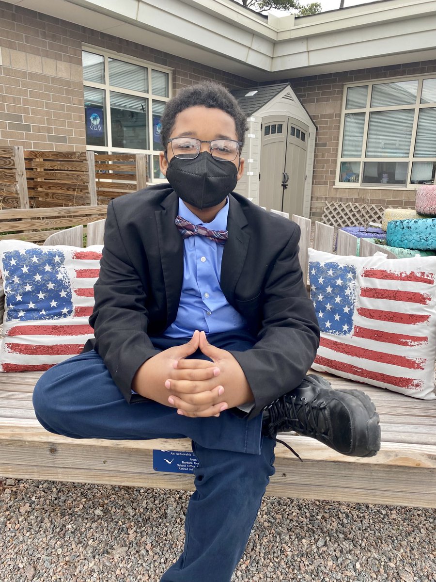 marietculver's tweet photo. Professionalism ❤️💙❤️💙 #GardenBreakfastClub ☀️ #CommunityGardenSeatack 🌱 #FutureisBright #Lawyer 🇺🇸 https://t.co/hT9C3eHH6r