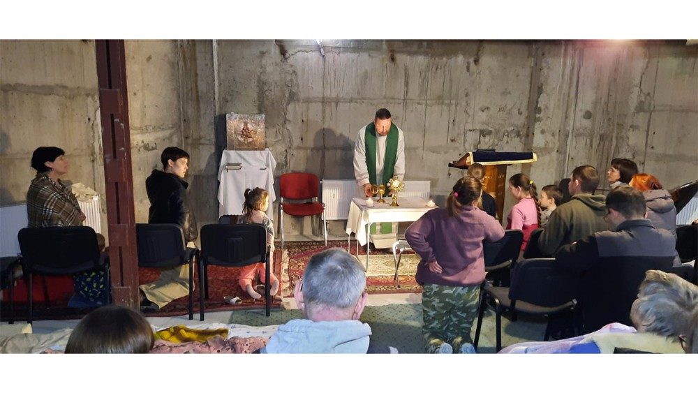 vaticannews_es's tweet photo. "Estamos viviendo cada día como si fuera una Pascua, como si fuéramos a morir hoy. Dios está aquí, en medio de toda esta desgracia".  El testimonio del Padre Lucas Perozzi Jorge, vicario de la Iglesia de la Dormición en #Kiev.#OremosPorUcrania 🙏🏼 https://t.co/1YMWcB50nP
