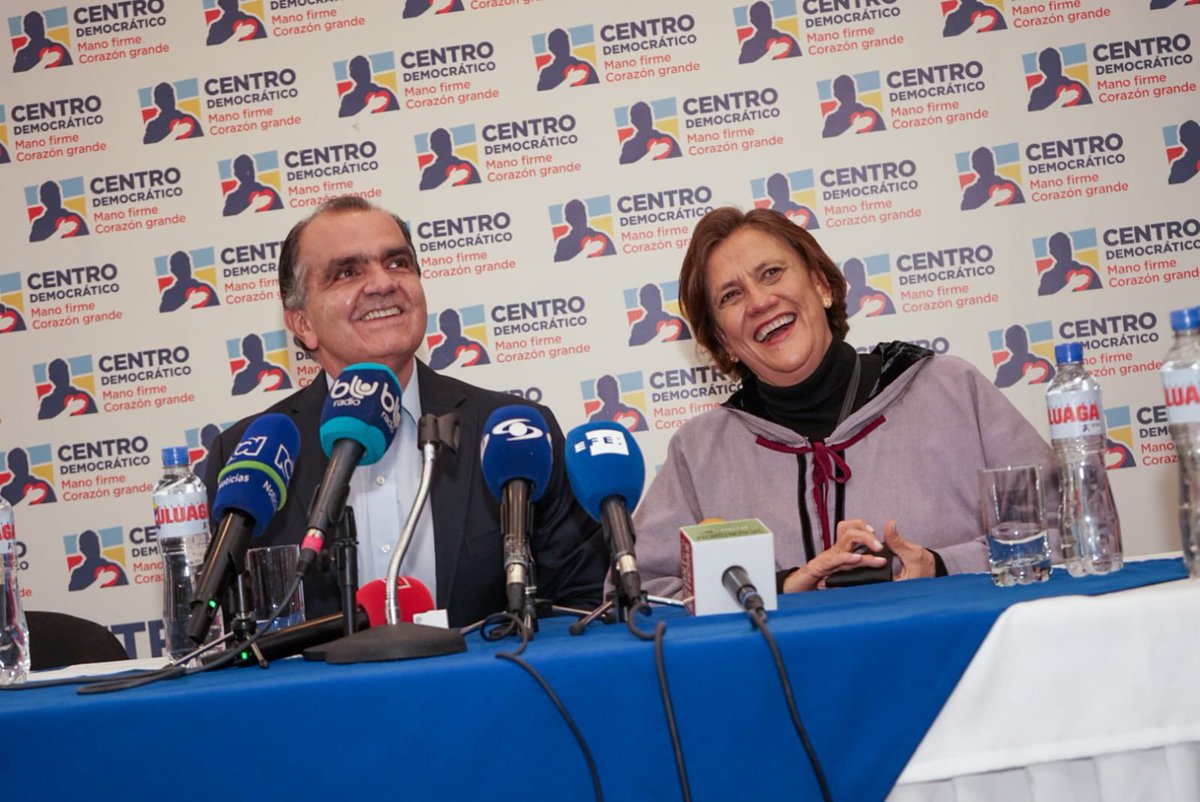 OIZuluaga's tweet photo. Con @AliciaEugeniaSN vamos a trabajar, trabajar y trabajar para construir un país que acepte las diferencias pero no las desigualdades.

🎥 https://t.co/FIIGLcypTW https://t.co/GoNh5GpMqX