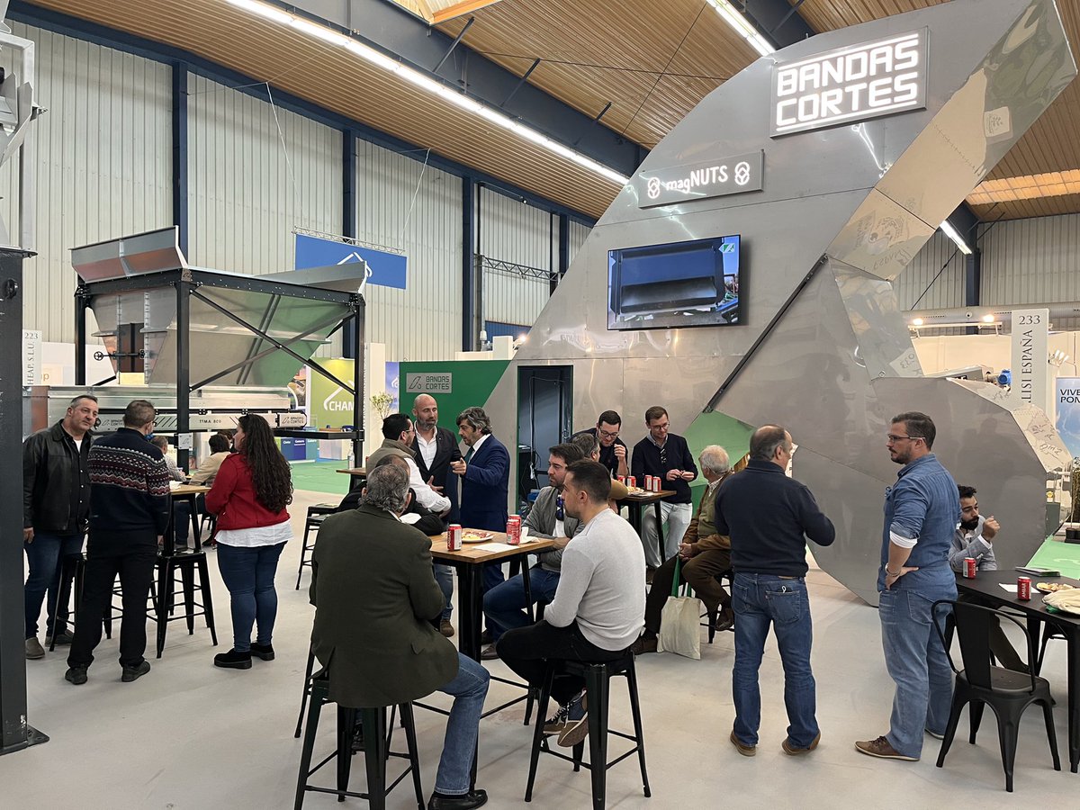 BandasCortes's tweet photo. Continuamos nuestra labor en Agroexpo Feria Internacional, certamen agrícola por excelencia a nivel internacional.

Seréis bienvenidos en nuestro stand, en el pabellón 2, el número 231. Estaremos hasta mañana sábado a las 15:00 horas.

#AgroexpoFeval #Agroexpo2022 https://t.co/R3fMjCtlkT