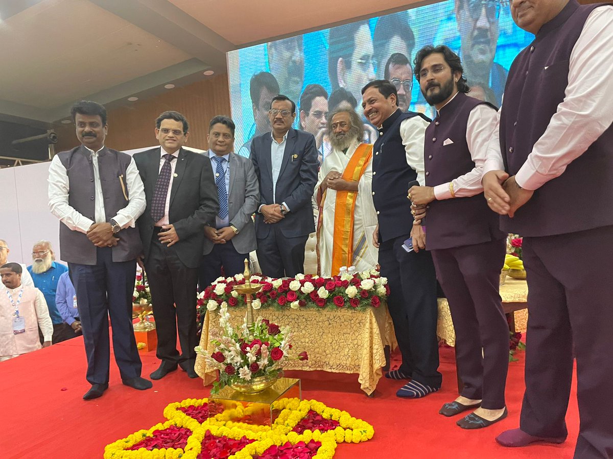 OfficeOfGurudev's tweet photo. #Today

Gurudev @SriSri Ravi Shankar inaugurated the South Jewellery Show at Bengaluru. https://t.co/hXtZWuXmHw