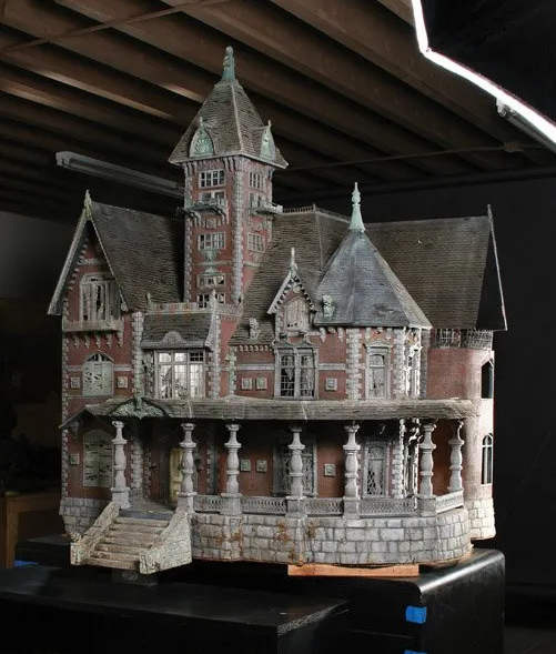 FreddyInSpace's tweet photo. Here's the haunted house from the opening of HBO's Tales from the Crypt, which was actually a miniature built by Boss Film Studios. In reality it measures about 5-feet wide &amp; 6-feet tall, made of wood, foam core, resin and metal. I wonder who owns it today! https://t.co/CD48D9rAnO