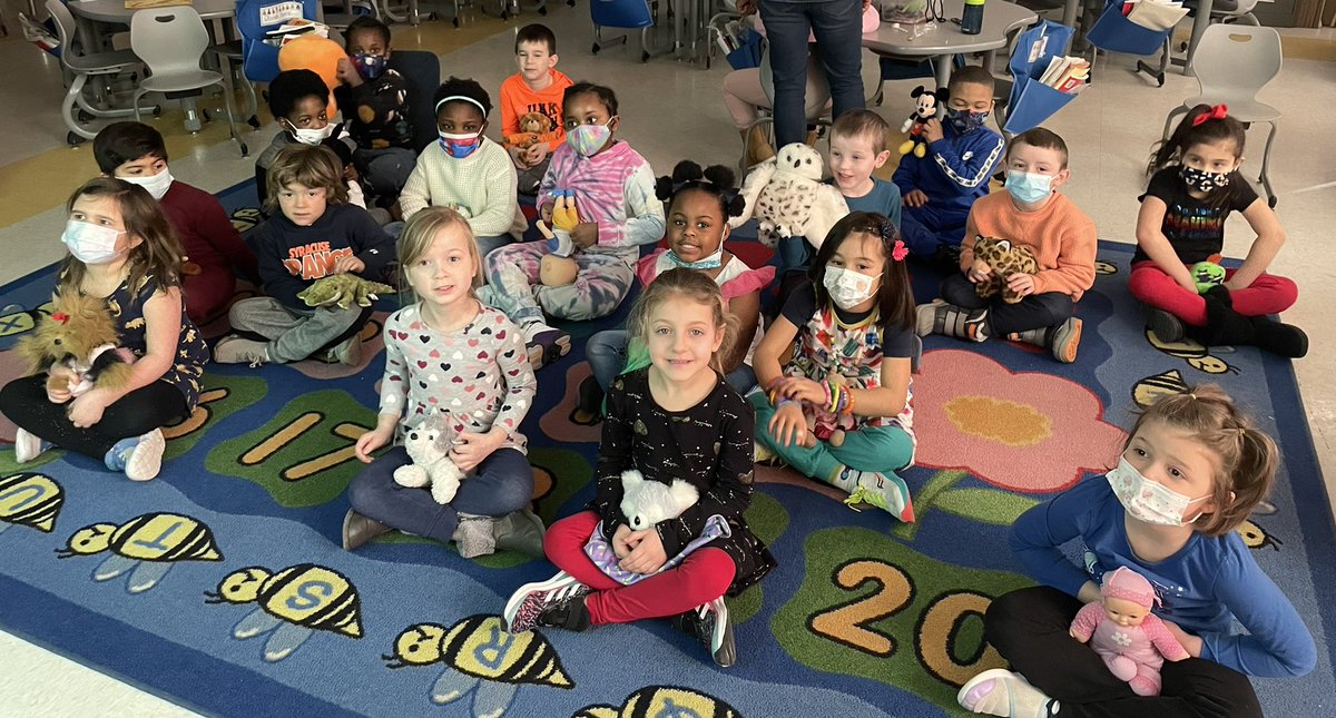 mrsmichelSL's tweet photo. Continuing Read Across America week by sharing our love for books with a favorite “friend” from home! 🤍 @MrsGiannuzziSL @syracuselatin @SyracuseSchools https://t.co/JEmRJUiKmI
