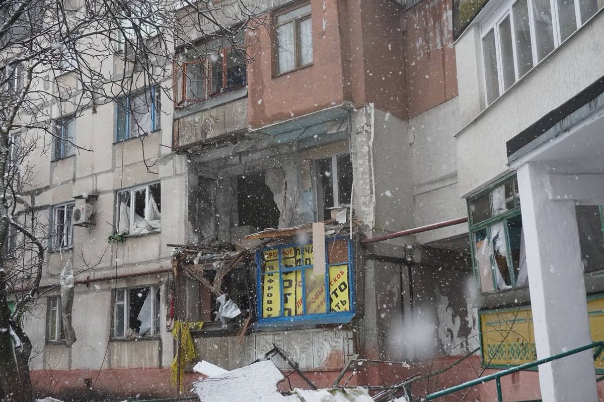 KatapultUkraine's tweet photo. The ninth day of shelling and bombing of the Ukrainian city of Mariupol. Relatives cannot reach each other via mobile and internet connection which are unstable. They are trapped in the city with no electricity, water and heating. The pictures show the city after a recent attack. https://t.co/ajC3MqjdT3
