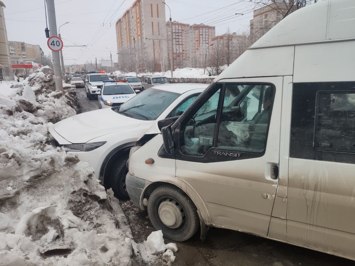 Пятеро пассажиров микроавтобуса, в том числе двое детей, попали в больницу после столкновения с "Маздой" в Ижевске. Причины устанавливаются 
izhlife.ru/crash/109154-t…