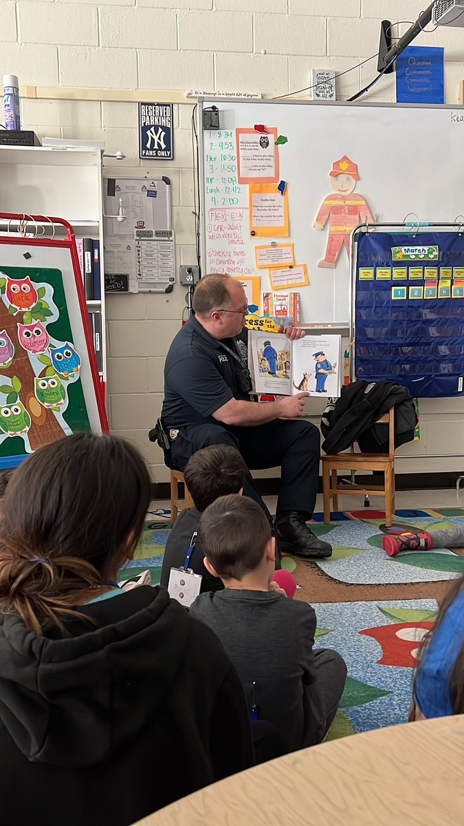 EricaKeane3's tweet photo. Special guest today at Little Hatters Preschool! Thank you Officer Dave! @Danbury_PD https://t.co/s0JU6rgwMS