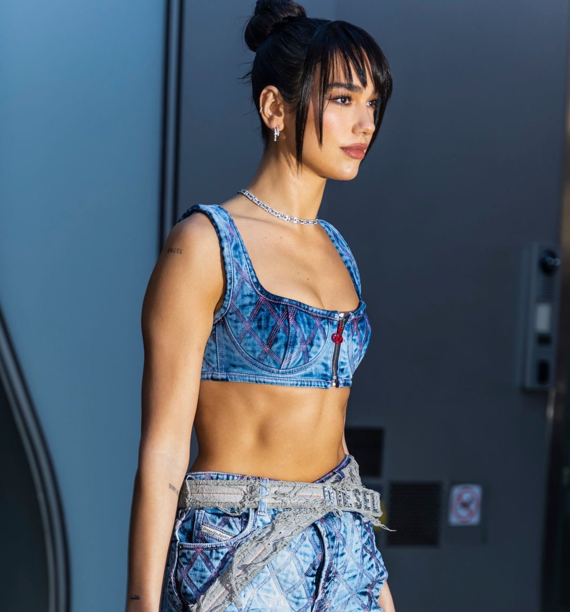 theduarchive's tweet photo. looks like she's on a catwalk https://t.co/ap96Kqpnd2