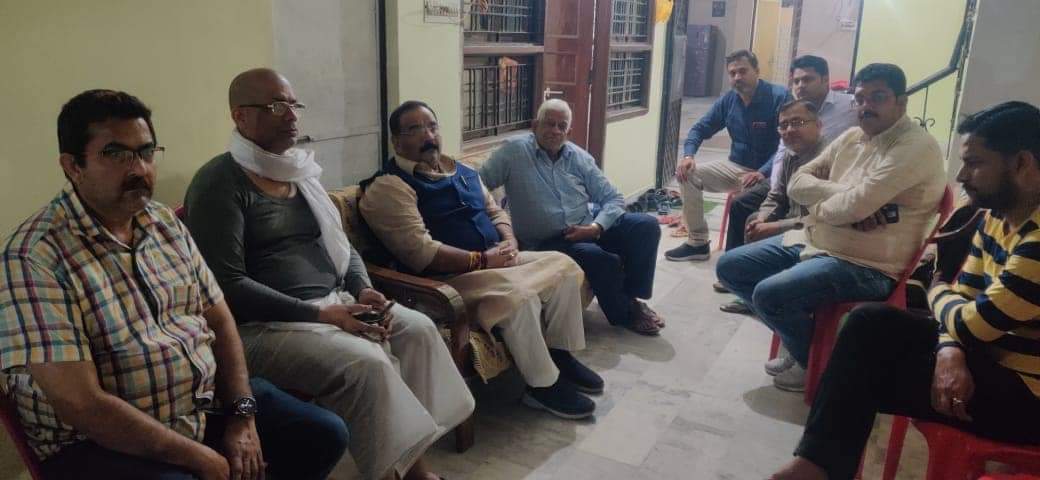 MTrivediBJP's tweet photo. हमारे साथी श्री वैभव द्विवेदी जी के ताऊ नरेश द्विवेदी जी के निधन की सूचना प्राप्त होने पर, उनके आवास पर दिवंगत आत्मा को श्रद्धांजलि व्यक्त की एवं परि��नों से भेंट कर  सांत्वना प्रदान किया. प्रभु बांके बिहारी जी से प्रार्थना है कि पुण्यआत्मा को अपने श्री चरणों में स्थान दे. https://t.co/fu9EZXxqbH
