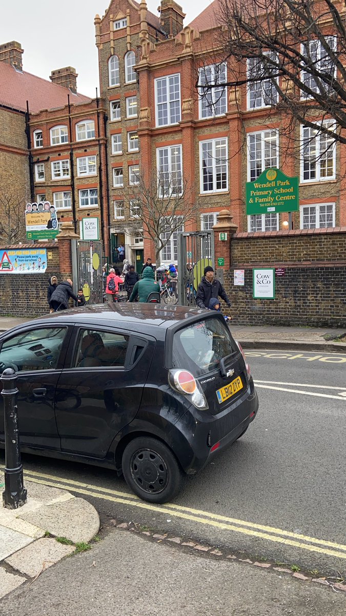 Hey <a href="/MPSHammFul/">Hammersmith and Fulham Police | Central West BCU</a> we need some #traffic warden outside Wendell Park School. Please! This is not cool. Very dangerous for children. 
#saferoads