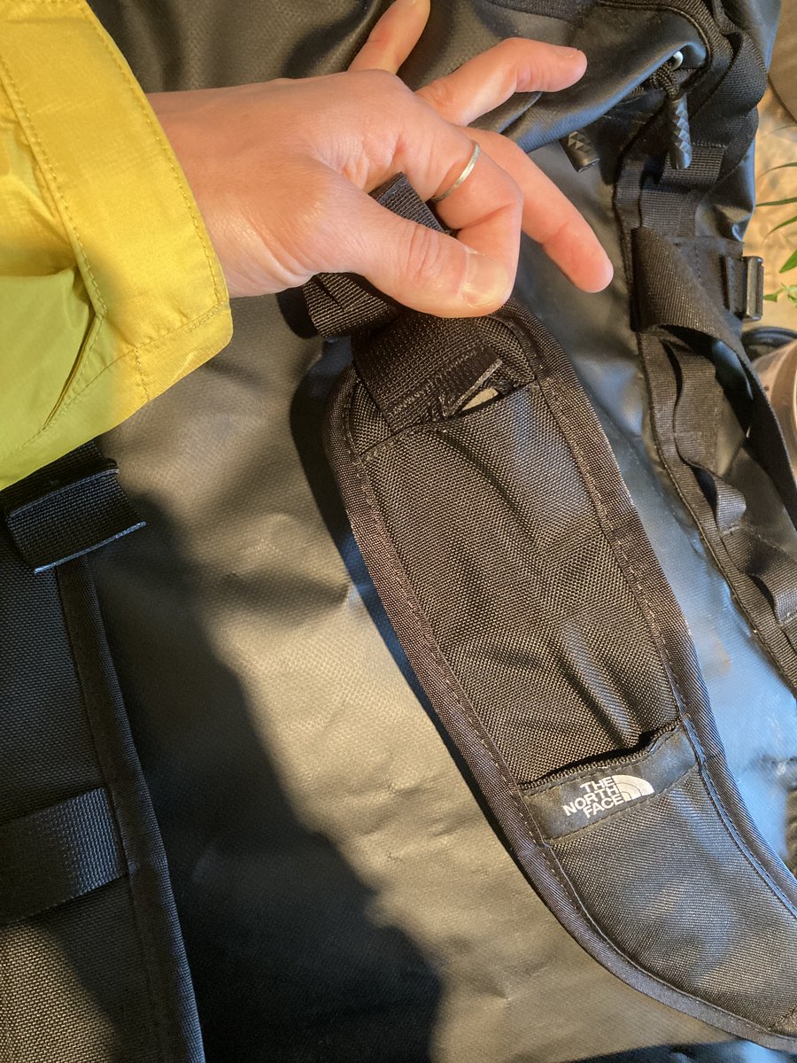 DBCerigo_'s tweet photo. Defect in (removable) strap on an XL duffel, and they want to replace the entire bag...!? No replacement parts or repairs whatsoever @TheNorthFaceEU @TheNorthFaceUK!? 🤷 #sustainable company supposedly??... 😬 https://t.co/BL74wLhMJT