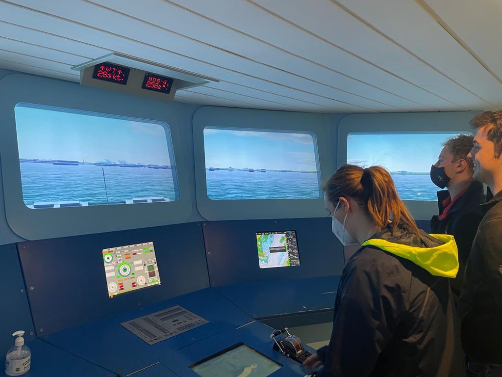 URNUWales's tweet photo. Last week, 3 OCs accompanied TO, SLt Charles to a @HCMM_UK event at HQS Wellington. The evening provided an insight into the CSG 21 deployment with the XO, Cdr Air &amp; OOW of @HMSQNLZ as guest speakers. A unique experience and a chance to integrate with both Merchant &amp; RN Officers. https://t.co/wOqt1yxh8z