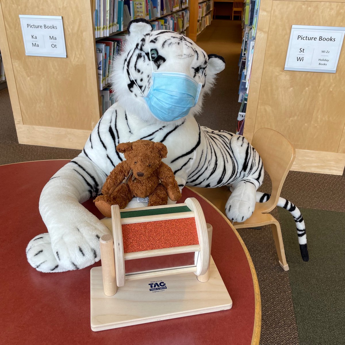 TigardLibrary's tweet image. The Wee Brown Bear is still looking for his family! Did you lose him in the Children&apos;s Room? GoGo, the Library&apos;s tiger, mascot is introducing our guest to the Library of Things! ow.ly/3bxY50I9G4H

#Tigard #TigardLibrary #LibraryMascot #LibraryofThings #LostAndFound