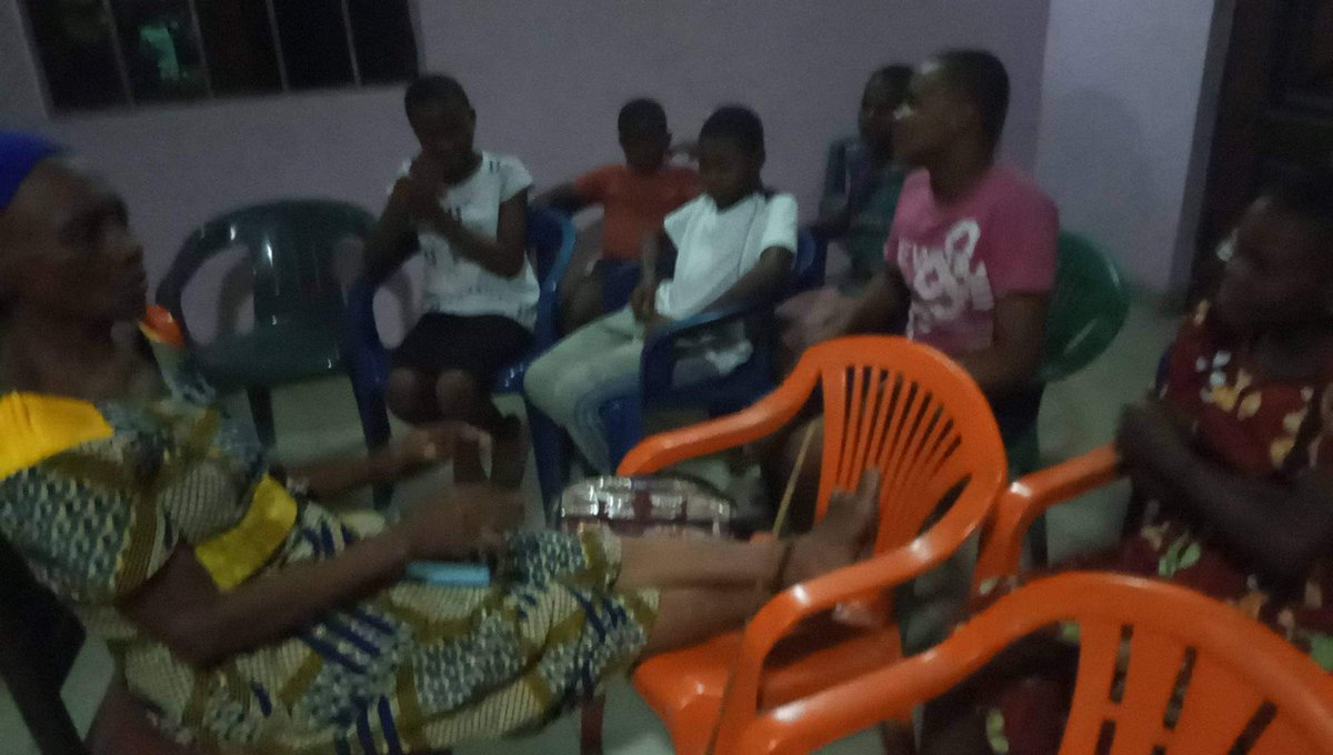 AyaFubaraEneli's tweet photo. 1st week for the E.J Dirigo Wari (library) ended with a game night for our most frequent patrons. Kids enjoyed games and Igbo folk tales in a larger community space. This will occur monthly. #grateful #opobolibraryinitiative #emmajohnsondirigowari Photo credit: Moses Eyo https://t.co/TPGs0Zmjk4