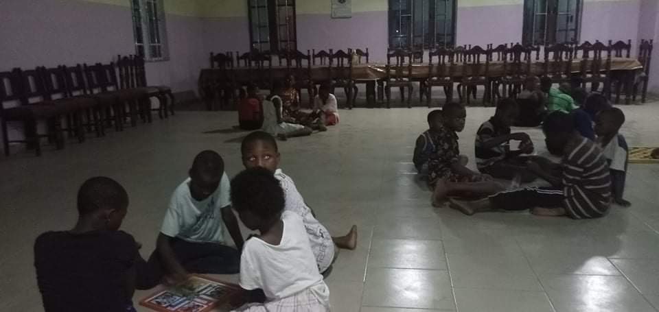 AyaFubaraEneli's tweet photo. 1st week for the E.J Dirigo Wari (library) ended with a game night for our most frequent patrons. Kids enjoyed games and Igbo folk tales in a larger community space. This will occur monthly. #grateful #opobolibraryinitiative #emmajohnsondirigowari Photo credit: Moses Eyo https://t.co/TPGs0Zmjk4