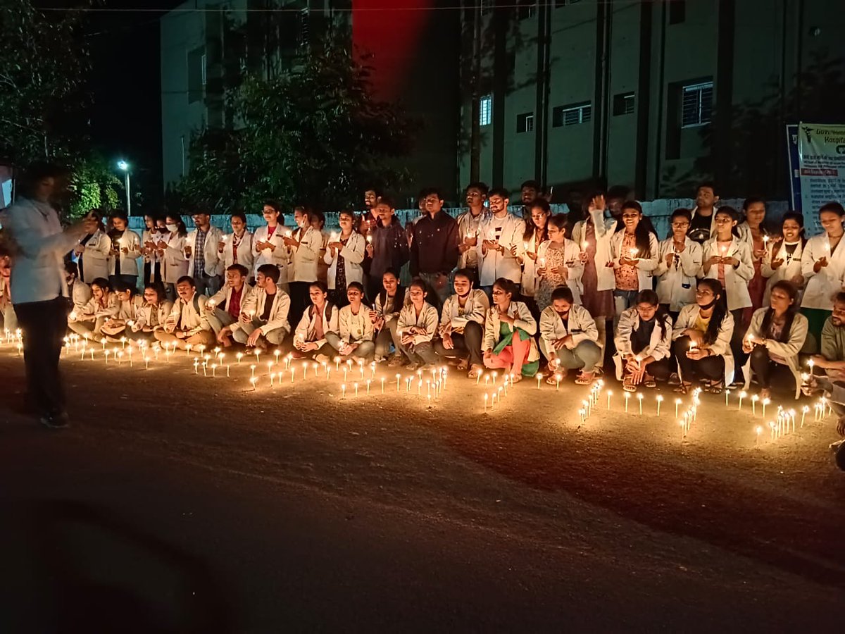 6b3b8fcc128c406's tweet photo. हड़ताल में बैठे शासकीय होम्योपैथिक मेडिकल कॉलेज के छात्र, छात्राओं, पी. जी डॉक्टर्स  ने मध्य रात्रि में हजारों मोमबत्ती जलाकर और केक काटकर मामाजी का जन्मदिन मनाया। और साथ ही शिवराज मामाजी से ये गुहार लगाई की हम सभी की मांगों को जल्द से जल्द ध्यान देकर पूरा करने की कृपा करे! https://t.co/9egJrPByJH