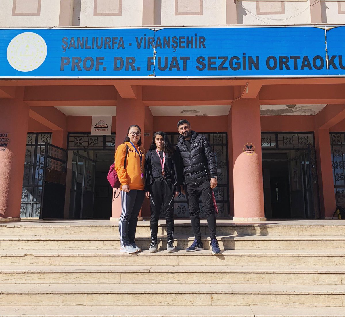 Dart Türkiye Şampiyonasında, 8/D sınıfından Ayşe GÜL adlı öğrencimiz TÜRKİYE 3.’LÜĞÜ elde etmiştir. Gayretinden dolayı öğrencimizi tebrik ediyor, emekleri için beden eğitimi öğretmenlerimize teşekkür ediyoruz🇹🇷👏🏆⭐️