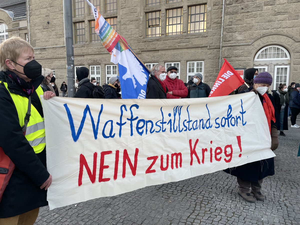 FriedensiniOWL's tweet photo. Eindrücke der heutigen Demonstration in #Bielefeld:
„Niederlage für alle! Gegen Kriegstreiberei und jeden Imperialismus“

#Frieden schaffen ohne Waffen! Solidarität mit der ukrainischen Bevölkerung!
#NoWar #AllRefugeesWelcome #Urkaine https://t.co/9HiXRLG6Ww