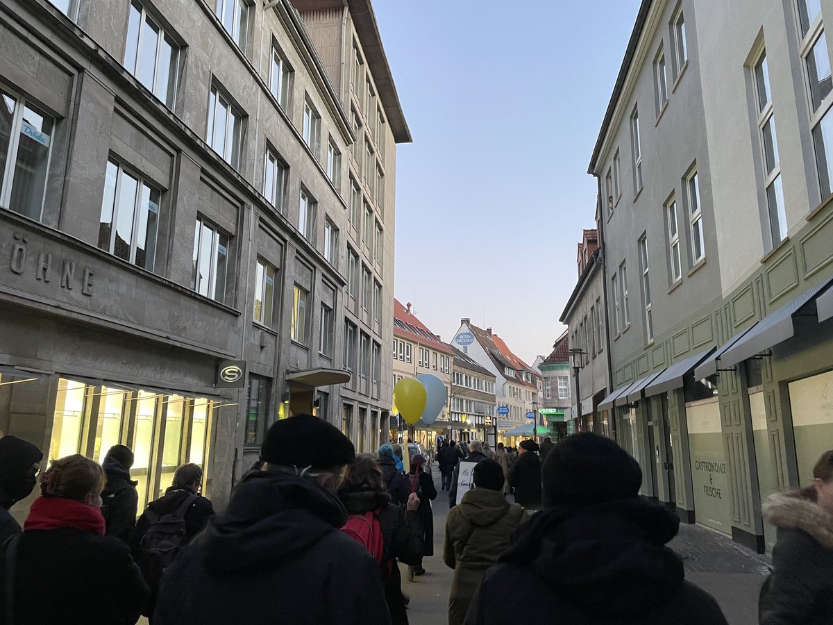 FriedensiniOWL's tweet photo. Eindrücke der heutigen Demonstration in #Bielefeld:
„Niederlage für alle! Gegen Kriegstreiberei und jeden Imperialismus“

#Frieden schaffen ohne Waffen! Solidarität mit der ukrainischen Bevölkerung!
#NoWar #AllRefugeesWelcome #Urkaine https://t.co/9HiXRLG6Ww