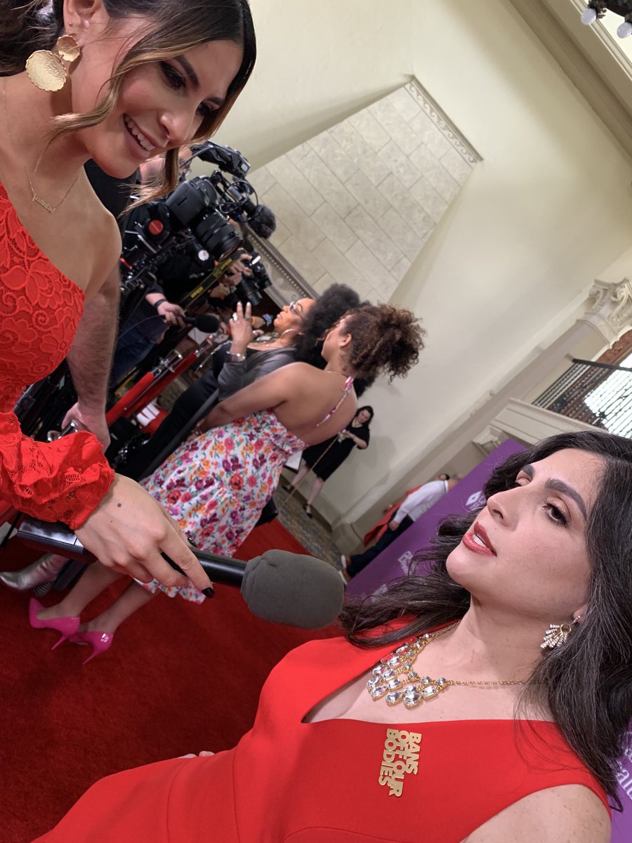 alejandrasoto_'s tweet photo. Tremendo honor acompañar a Diana Salgado, abogado de @PPFA, durante la #alfombraroja de @peopleenespanol #25máspoderosas.
#bansoffmybody #25poderosas #poderosaslive https://t.co/RNJaGHTbcY