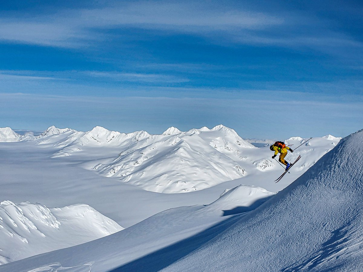 LastFrontHeli's tweet photo. March is here and the long days make for epic exploring. | Photos: March 4, 2022 - Marc Antoine &amp; Cliff Umpleby | Daily Ski Reports: https://t.co/tj2eooXCn0 | #heliski #heliskiing #heli #ski https://t.co/tJznvfPWk9