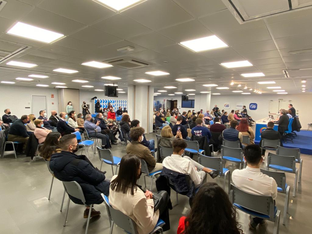 ppgranada's tweet photo. El nuevo presidente del 🅿️🅿️ del distrito Genil @IVANSAGU  recoge hoy el apoyo,  respaldo y cariño de sus vecinos
Con un objetivo claro: trabajo, trabajo y trabajo para frenar el ninguneo del @PsoeGranada y
que Genil y #Granada sume y crezca 
#CreemosEnGranada https://t.co/7JEWA6TvaS