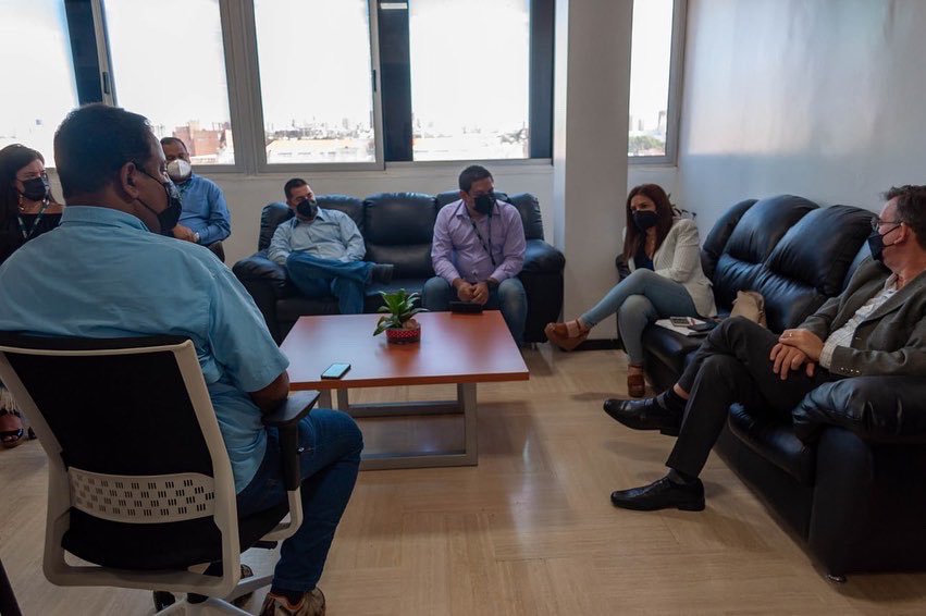 RafaelRamirezC's tweet photo. Hoy, recibimos en la sede de la Alcaldía a los representantes de Movilnet, Digitel y Movistar empresas de telecomunicaciones que contribuyen con la economía de la ciudad. Nuestra intención es crear alianzas para encontrar soluciones que sumen desarrollo y progreso a los marabinos https://t.co/c5KrudJPxI