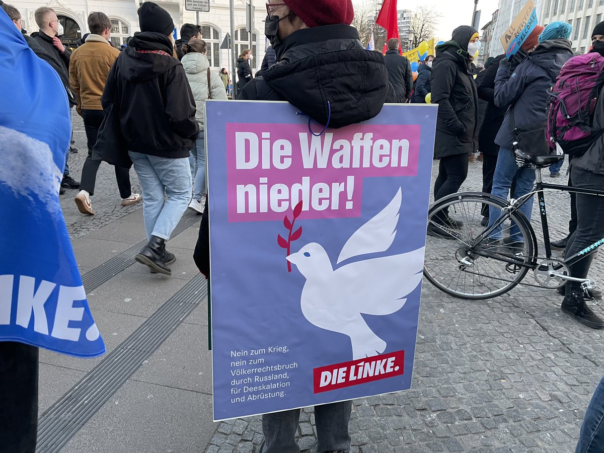 DieLinkeBi's tweet photo. Solidarisch mit der Ukraine und für den #Frieden!
Wir laufen mit Ende Gelände BI, dem Antifaschistischen Jugendcafe, Seebrücke BI, Jugend Antifa BI, der AntiRa- AG der Uni BI, dem FLA FLA, der Antifa-AG und der Revolutionären Jugend gegen #Kriegstreiberei und jeden Imperialismus! https://t.co/Aj2xPqWNGC