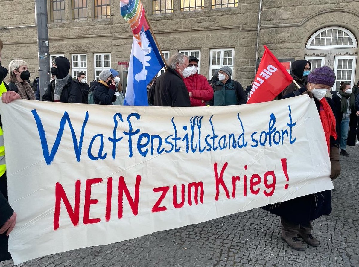 DieLinkeBi's tweet photo. Solidarisch mit der Ukraine und für den #Frieden!
Wir laufen mit Ende Gelände BI, dem Antifaschistischen Jugendcafe, Seebrücke BI, Jugend Antifa BI, der AntiRa- AG der Uni BI, dem FLA FLA, der Antifa-AG und der Revolutionären Jugend gegen #Kriegstreiberei und jeden Imperialismus! https://t.co/Aj2xPqWNGC