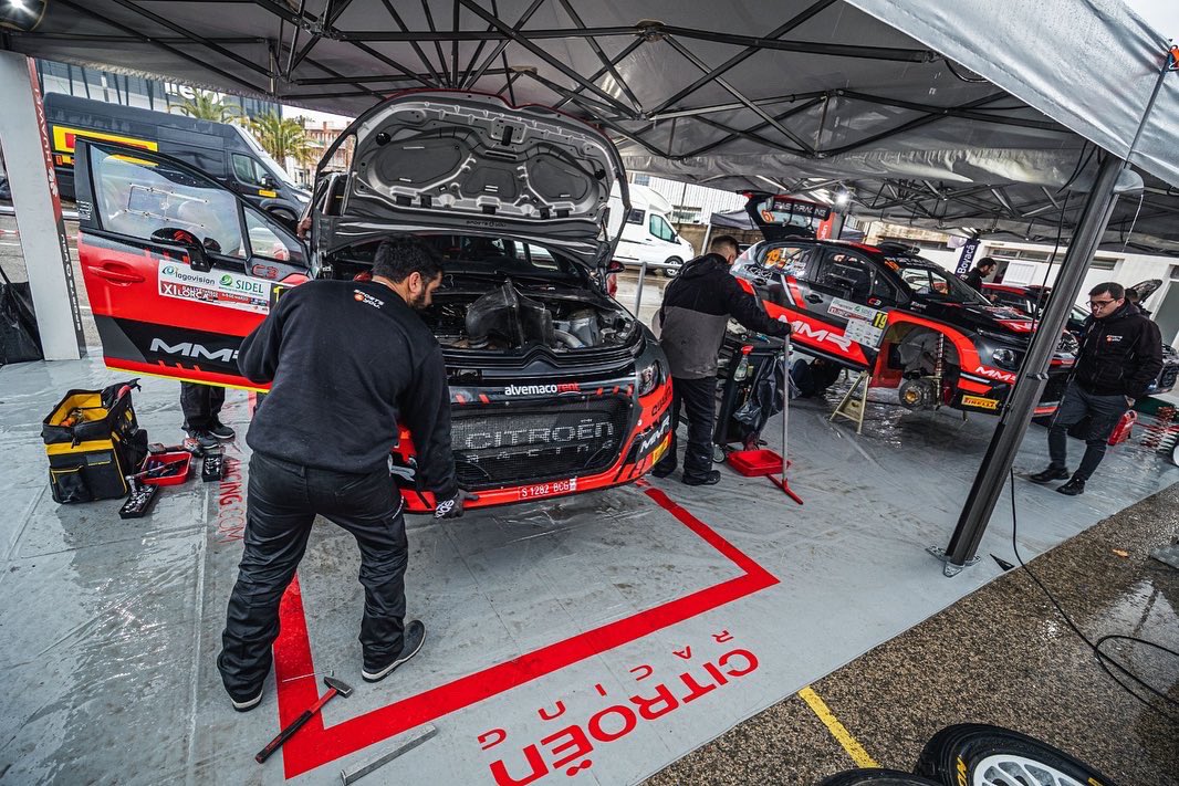 CitroenEspana's tweet photo. ¡El #CitroenRallyTeam está de estreno! @Cachon_Ale y Ángel Vela se integran en sus filas a partir del @RTierrasAltas, donde comienzan este fin de semana una ilusionante andadura a bordo del #C3Rally2 🚗💨, respaldados por el equipo bicampeón del @SuperCER_RFEDA. ¡Bienvenidos! 🤗 https://t.co/LTRVUBfOF8
