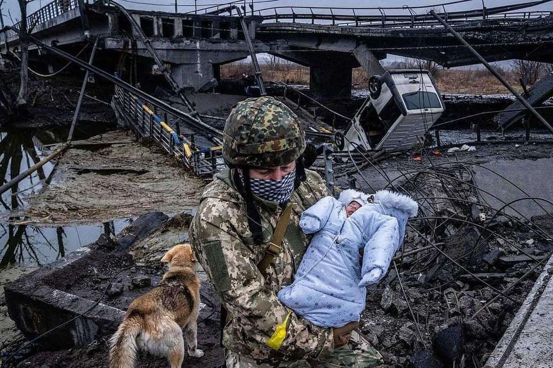 InnaSovsun's tweet photo. A #Ukrainian soldier rescued a baby. This child is lucky, it is alive. But other 28 children were killed by #Russian troops. https://t.co/cCBaTJ7cvi