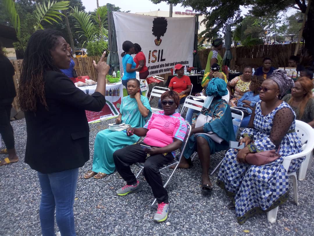 mairiedla3's tweet photo. l'Association ABOK-ART, dans son programme ISIL DAYS a entretenu le personnel féminin de la Mairie de Douala 3e du 3 au 4 Mars 2022 sur la promotion du cheveu Afro naturel et son économie. https://t.co/X8JFscLccg