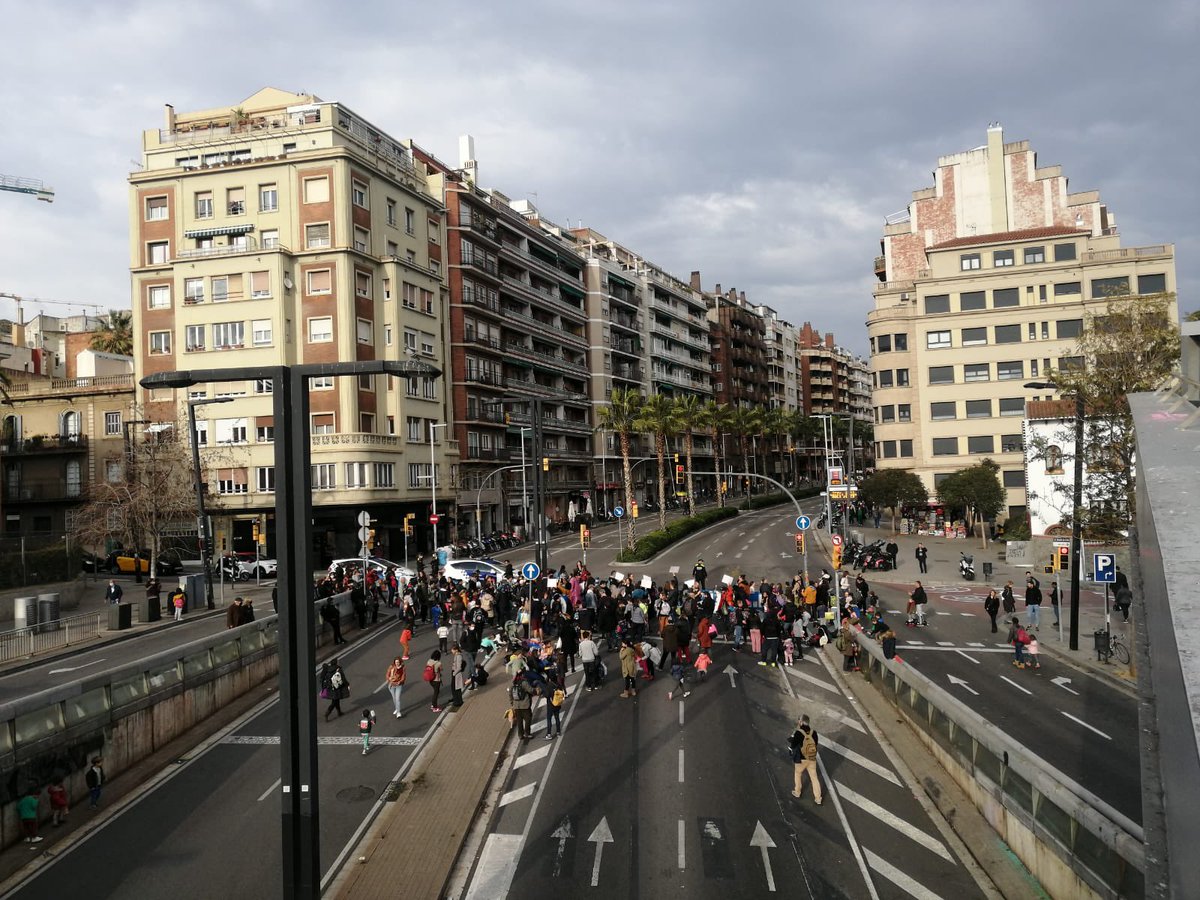 lacalin's tweet photo. Des de @AFASomRius volem solucions ja, avui hem tallat Travessera durant 30’ i veure-la buida de cotxes, fum i soroll ha estat com un petit oasis dins del kaos! El més vinent repetim? @RevoltaEscolar #RevoltaEscolar https://t.co/SSQljqhlp4