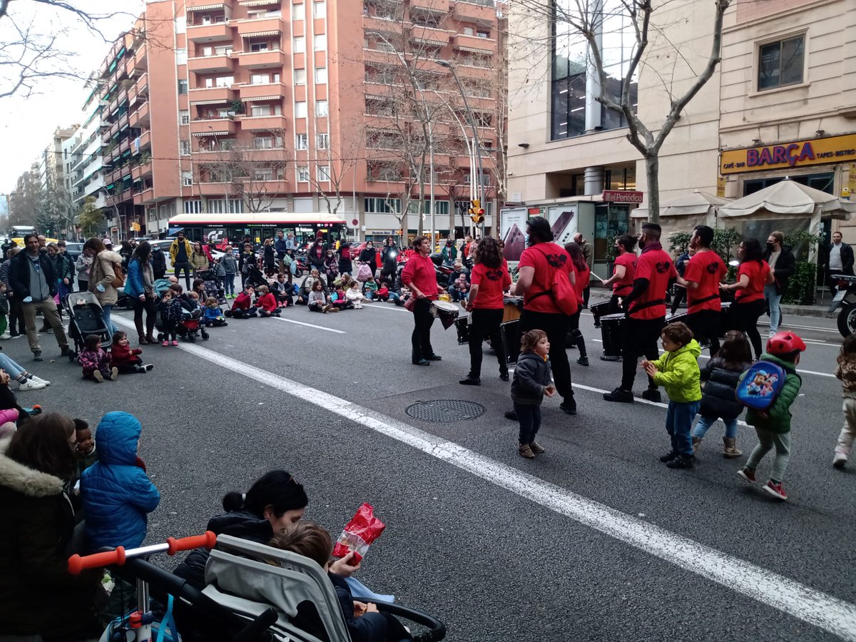 gerarddejosep's tweet photo. Avui, des de l'@afi_fil, i juntament amb El Timbal, l @AFAPractiques i @AMPAJAUME1BCN, hem tornat a tallar la part de baix del carrer Numància, en el marc de la #RevoltaEscolar, per demanar uns entorns més segurs i pacificats. Orgull d'AFI! Gràcies per la feina, @jordibalta! https://t.co/DeunPsRzSi