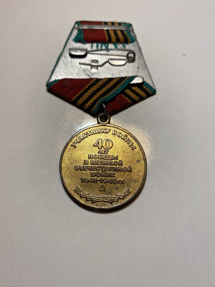 Sovyet Rusya (SSCB) Döneminde gelen 2.Dünya Savaşı zaferinin ardından Kızıl Ordu Gazilerine verilen 40. Anma yılı askeri hizmet madalyasıdır. Yurtdışından temin edilmiş üründür, elimde çokca bulunmaktadır, iletisime gecebilirsiniz.