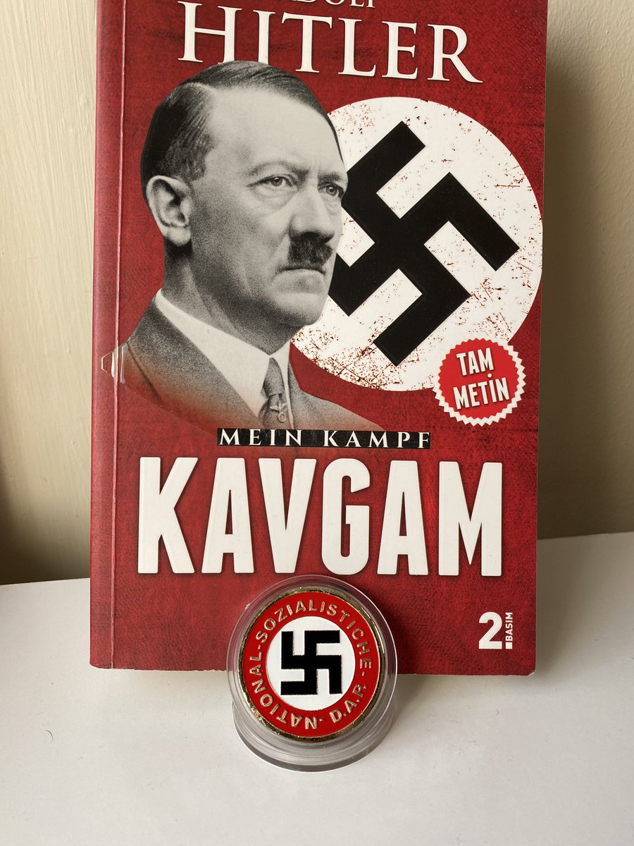 Sınırlı sayıda Nazi Almanyası ve diktatör lider HİTLER adına üretilmiş hatıra madalyonudur. Antika hatıra ürünüdür. Fotoğrafta tek bir madalyonun önlü arkalı iki tarafını goruyorsunuz. #almanya #nazi #koleksiyon #tarih #antika #madalya #madalyon #hitler #savas