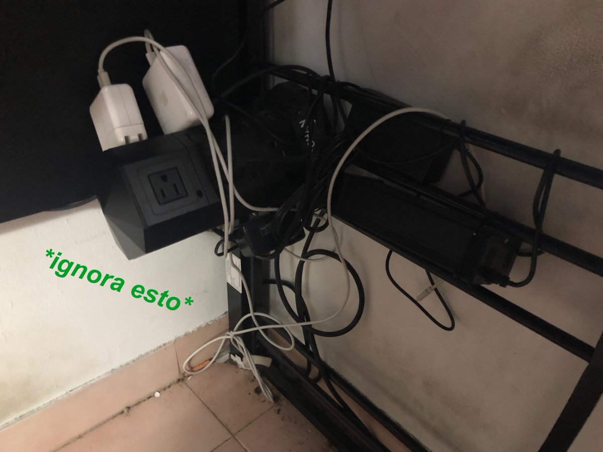 FIVES_501's tweet photo. #SetupsRubius2
Mi SetUp Humilde de Estudiante (si es gamer... y si, las luces led de arriba se me incendiaron) https://t.co/fxzQZDNjKF